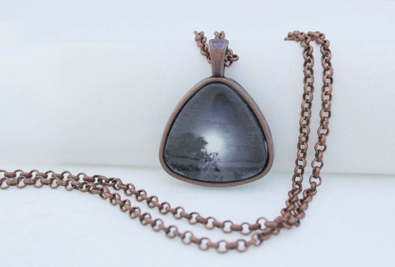 Glänzende Mondhalskette, Vintage Kupfer, Fotografie, Foto-Schmuck, Dreieckanhänger von BeadsMe