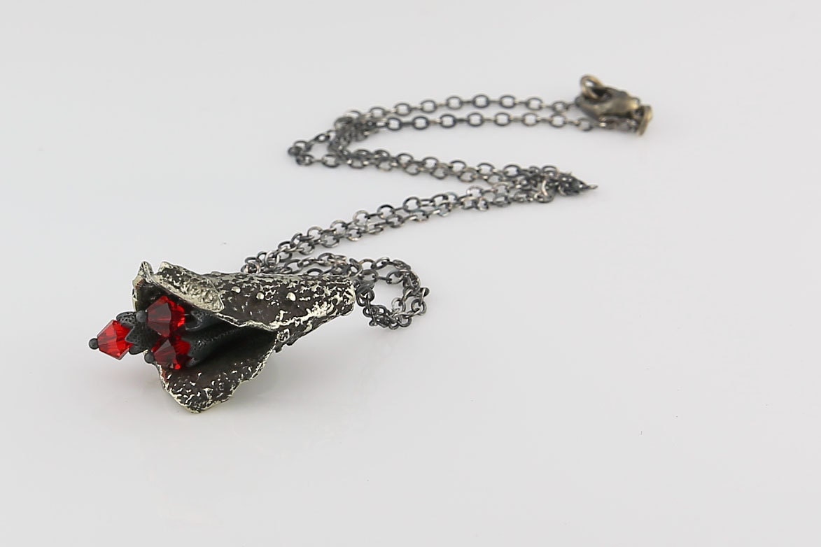 Gothic Halskette, Kegel Geformt, Weiß Bronze Halskette von BeadsMe