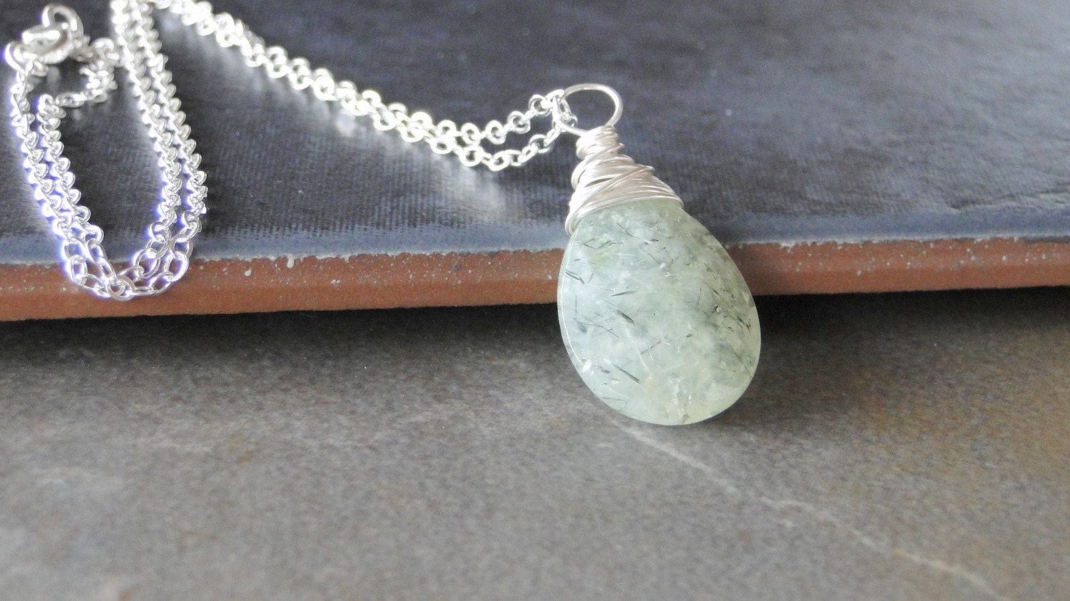 Grüne Turmalinquarz, Draht Gewickelt Auf Einem Sterling Silberkette von BeadsMe