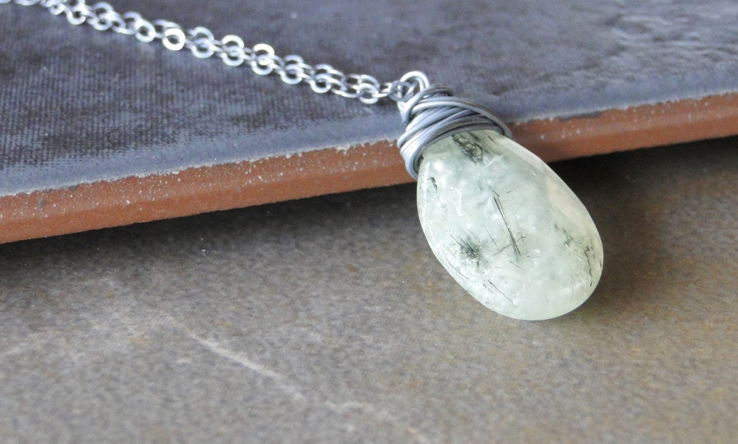 Grüne Turmalinquarz Halskette, Oxidiertem Sterlingsilber Umwickelt An Einer Silberkette | 369 von BeadsMe