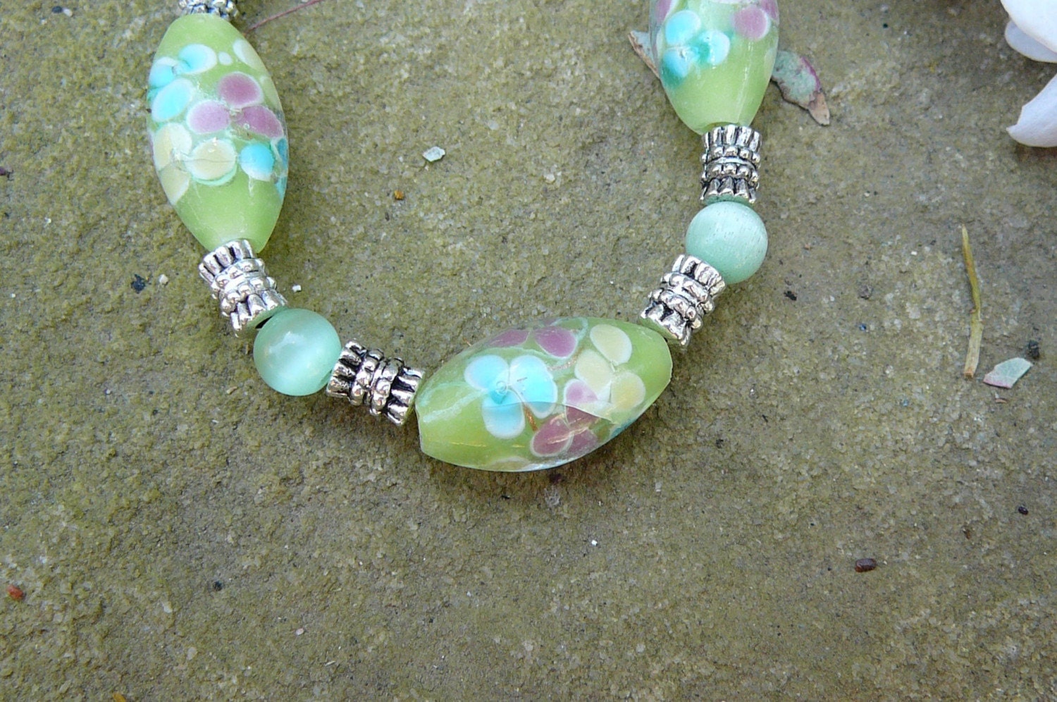 Grünes Glas Blume Perlen Armband von BeadsMe