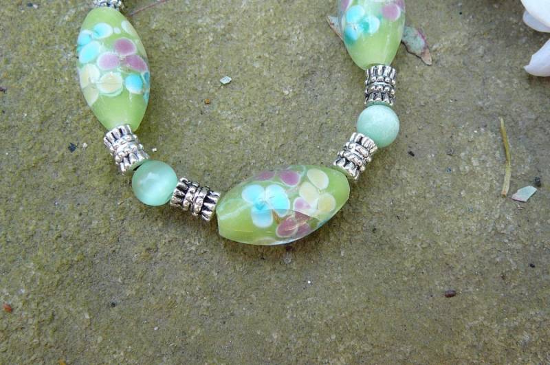 Grünes Glas Blume Perlen Armband von BeadsMe