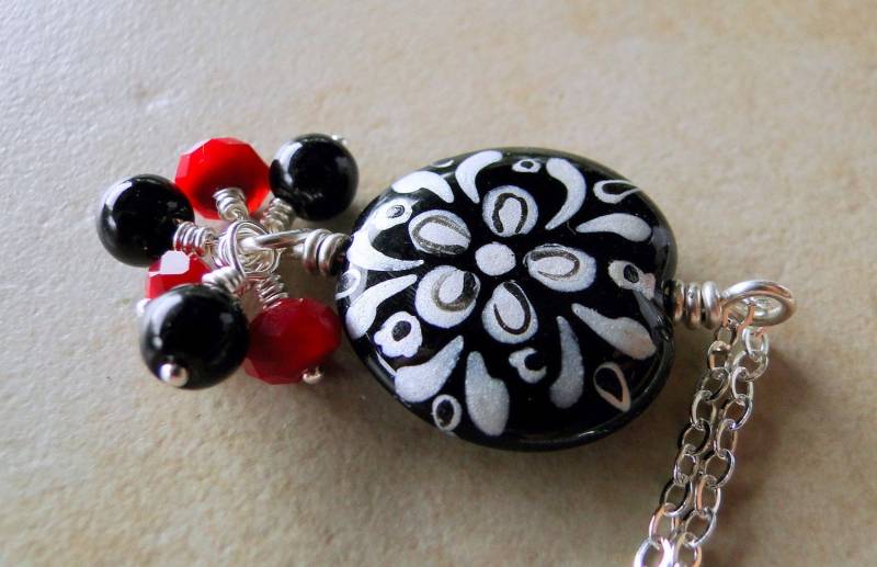 Hand Bemalt Glasperlenkette Mit Multi Facettierten Rot Und Schwarz Glasperlen von BeadsMe