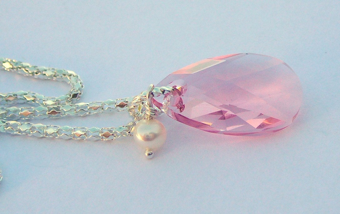 Hellrosa Swarovski Kristall Halskette, Einsamer Weißen Süßwasser-Zuchtperlen An Einer Vergoldeten Kette von BeadsMe