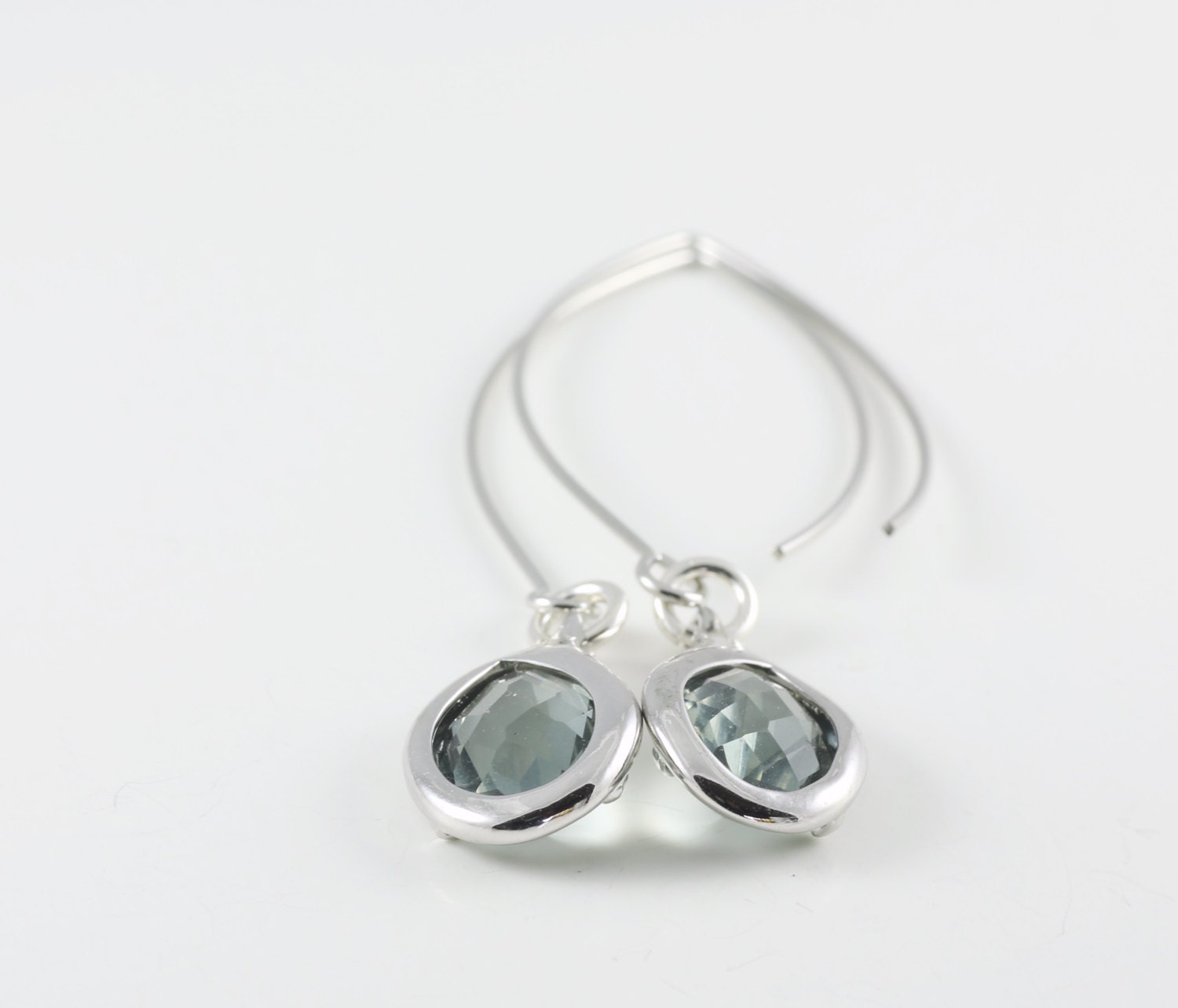 Holzkohle Teardropohrringe Mit Einem Glänzenden Silber-Ton-Rahmen von BeadsMe