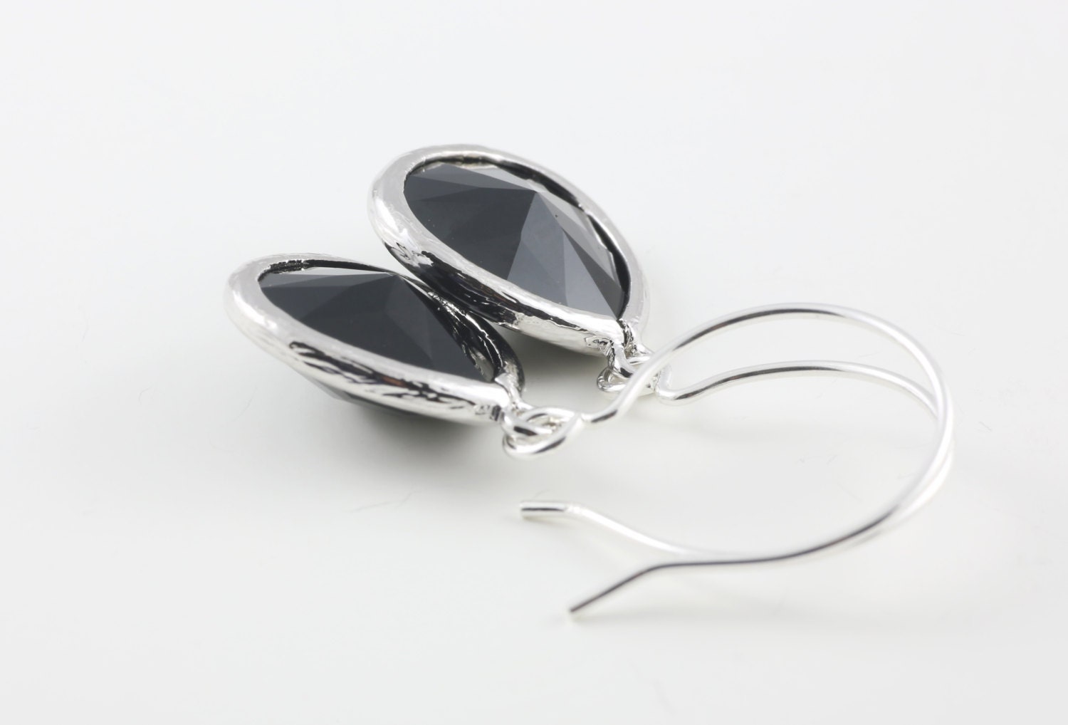 Jet Schwarz Ohrringe Mit Einem Glänzenden Silber-Ton-Rahmen von BeadsMe