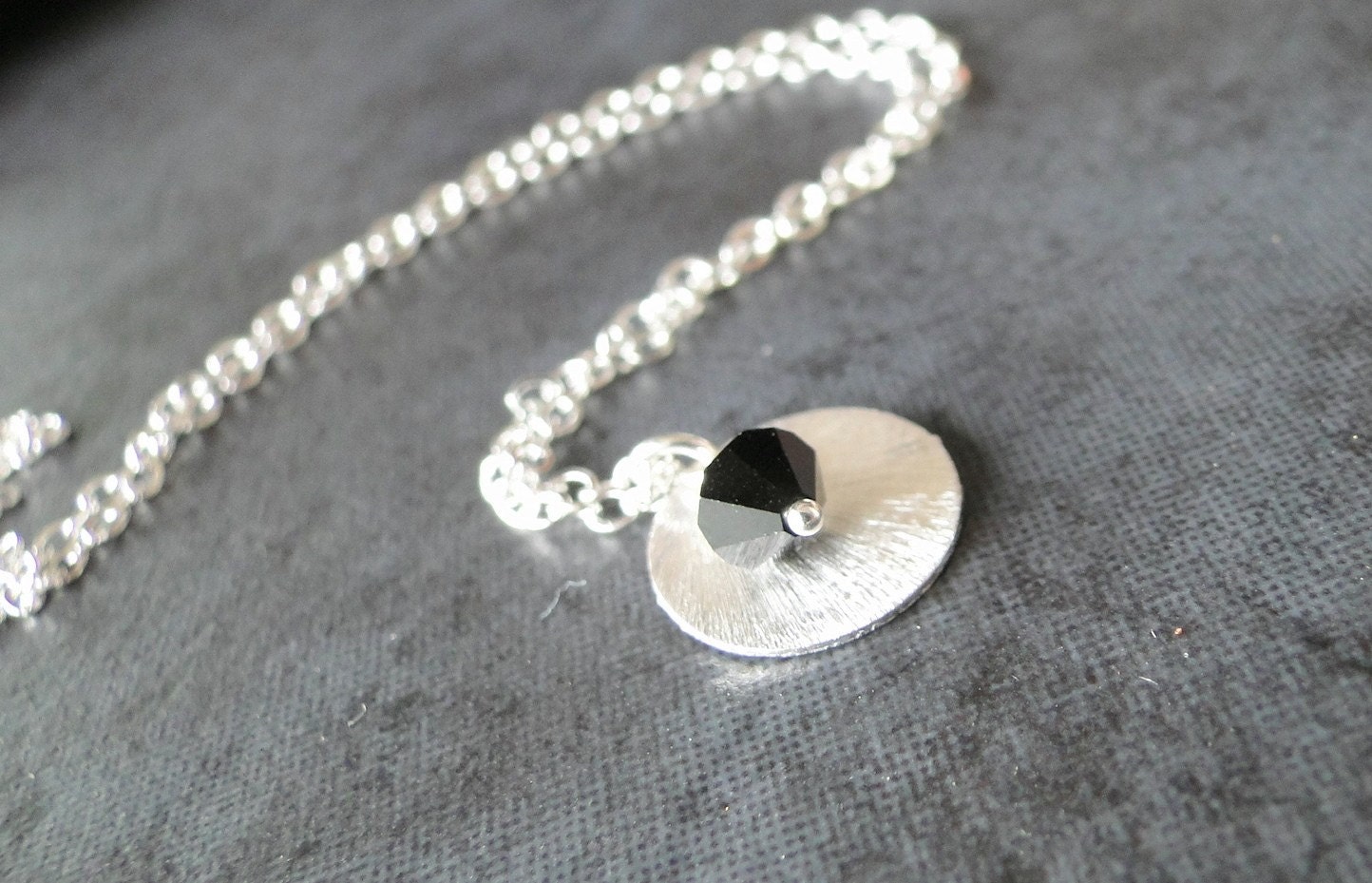 Jet Schwarz Swarovski Kristall Mit Einem Sterling Silber Texturierte Kreis Auf Einer Silberkette, Kette von BeadsMe