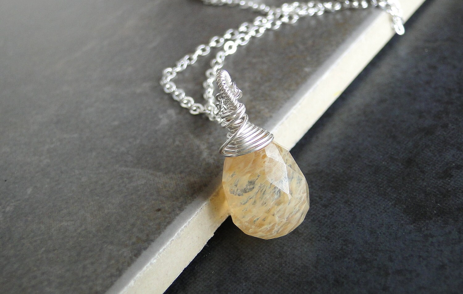 Kaffee-Quarz-Teardrop-Halskette, Draht Gewickelt Auf Einem Sterling Silberkette von BeadsMe