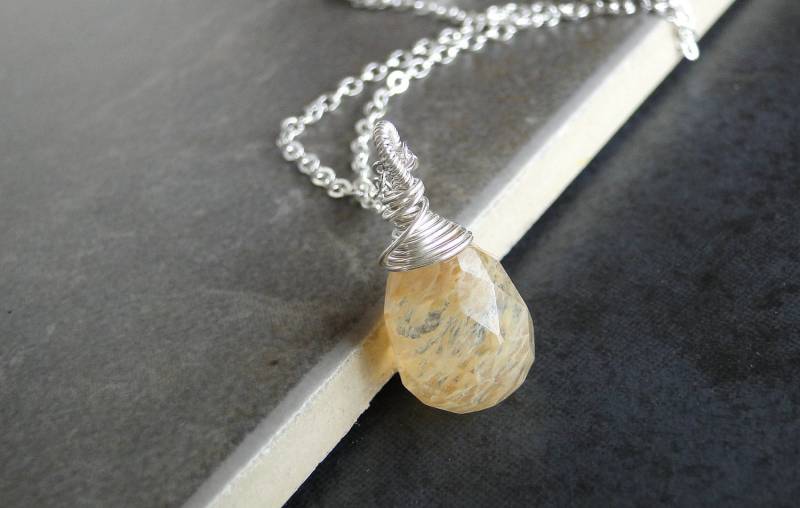 Kaffee-Quarz-Teardrop-Halskette, Draht Gewickelt Auf Einem Sterling Silberkette von BeadsMe