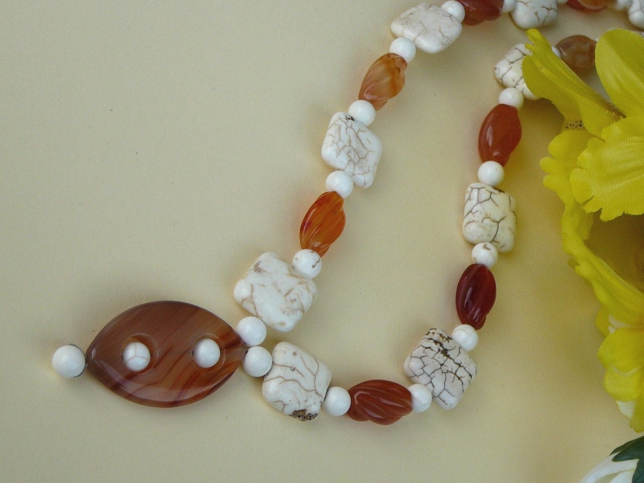 Karneol Und Howlith Perlen Halskette, Träume Erweckt Zum Leben von BeadsMe