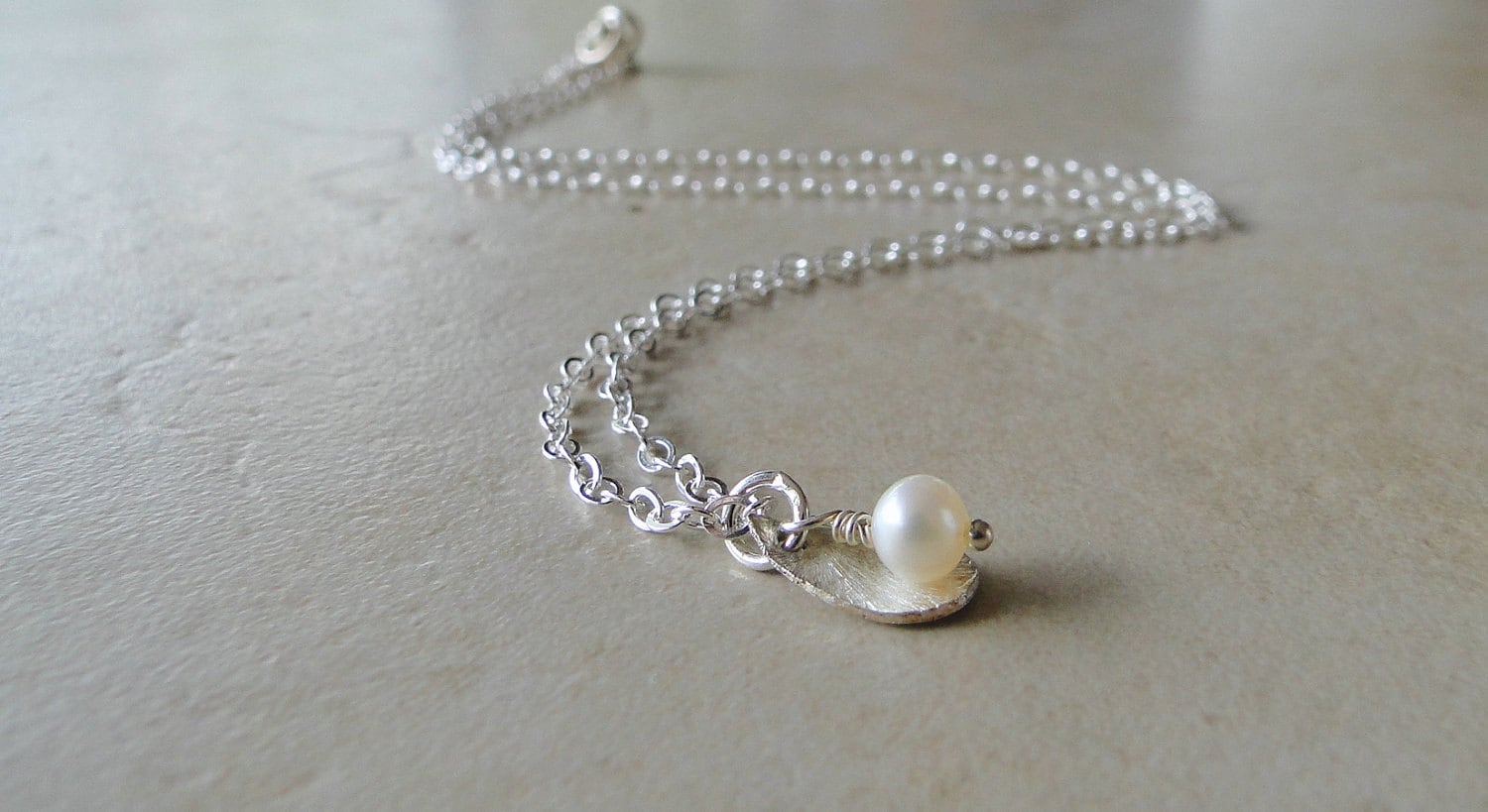 Kleiner Süßwasser-Zuchtperlen Mit Sterling Silber Gebürstet Gebogene Teardrop-Halskette von BeadsMe