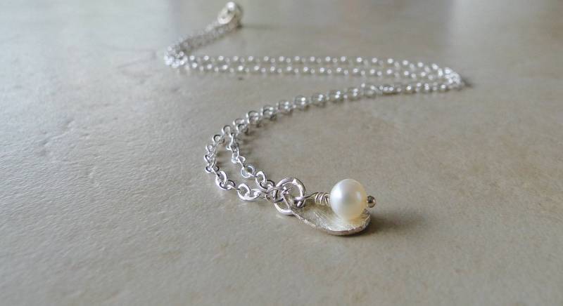 Kleiner Süßwasser-Zuchtperlen Mit Sterling Silber Gebürstet Gebogene Teardrop-Halskette von BeadsMe