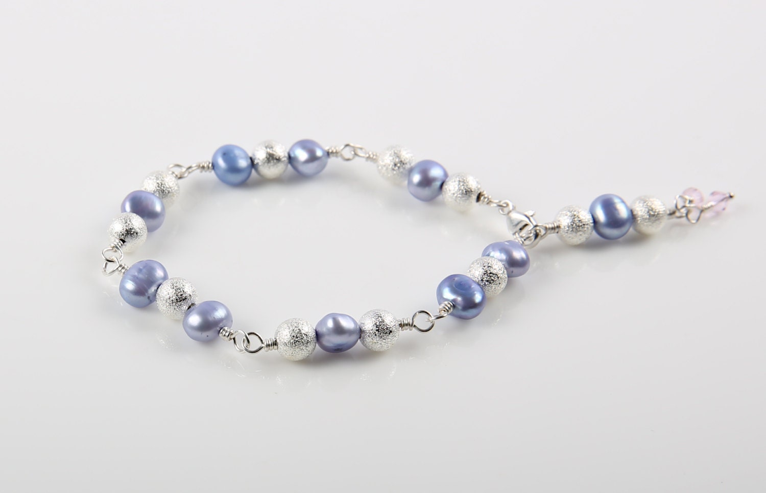 Lavendel-Süßwasser-Perlen Armband, Blumenmädchen, Brautjungfer Armband von BeadsMe