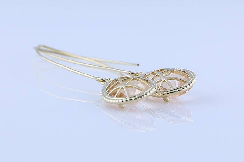 Leichte Pfirsich Glasohrringe Mit Einem Glänzenden Vergoldeten Rahmen von BeadsMe