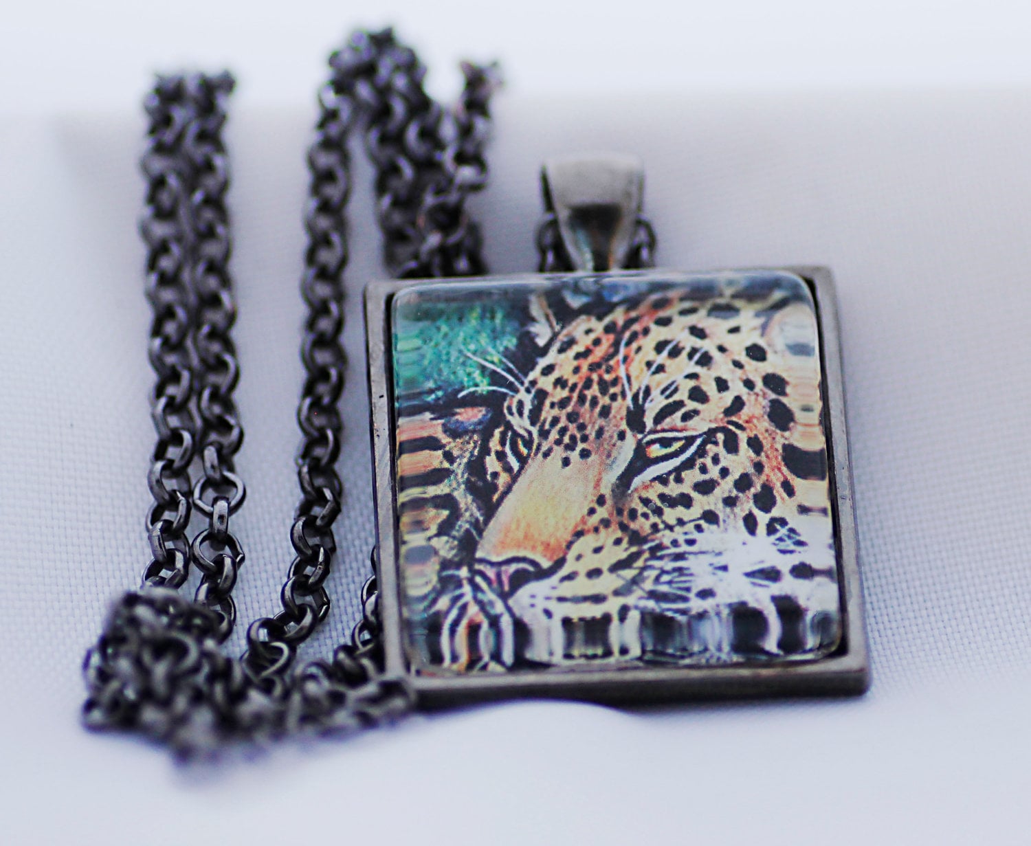 Leopard-Halskette, Rotguss Schwarz, Fine-Art Print, Foto-Schmuck von BeadsMe