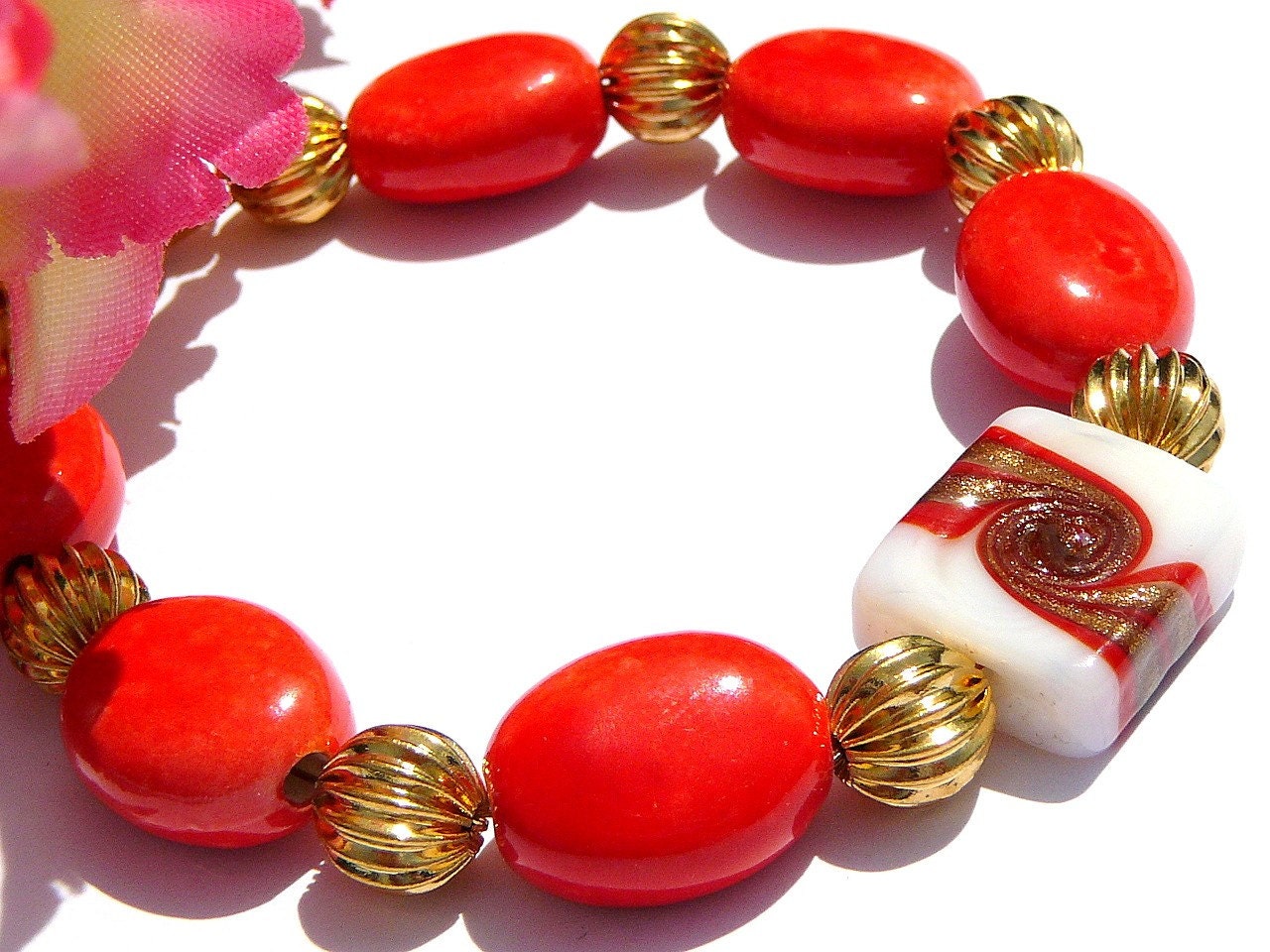 Leuchtend Rote Armband, Lebendige Phantasie Glasperlen von BeadsMe