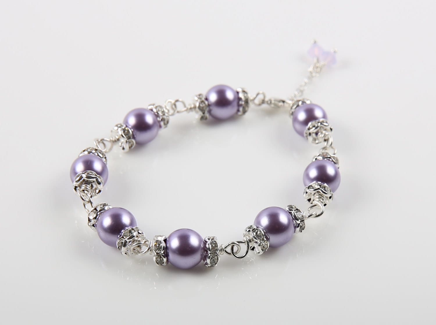Lila Glas Perle Armband, Blumenmädchen, Brautjungfer Armband von BeadsMe