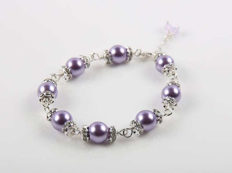 Lila Glas Perle Armband, Blumenmädchen, Brautjungfer Armband von BeadsMe