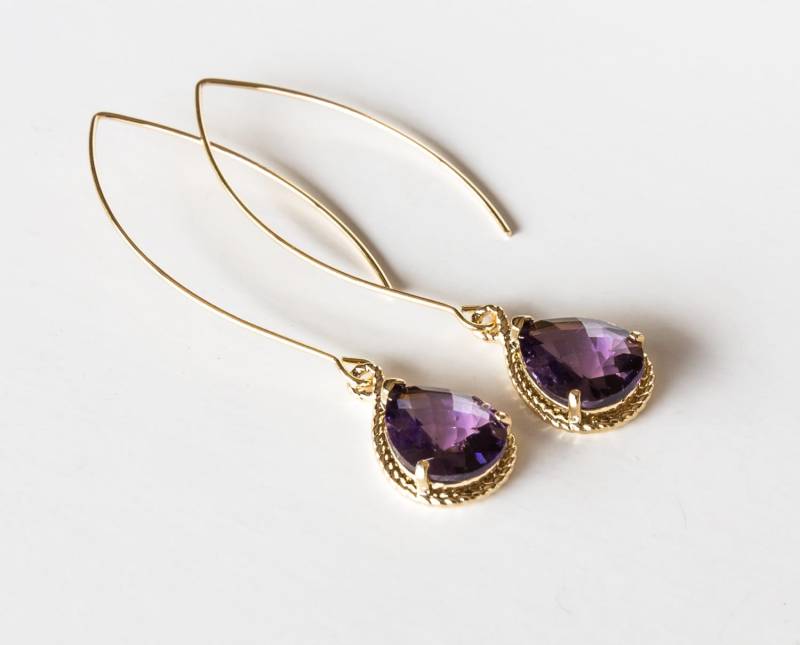Lila Glasohrringe Mit Einem Glänzenden Vergoldeten Rahmen von BeadsMe