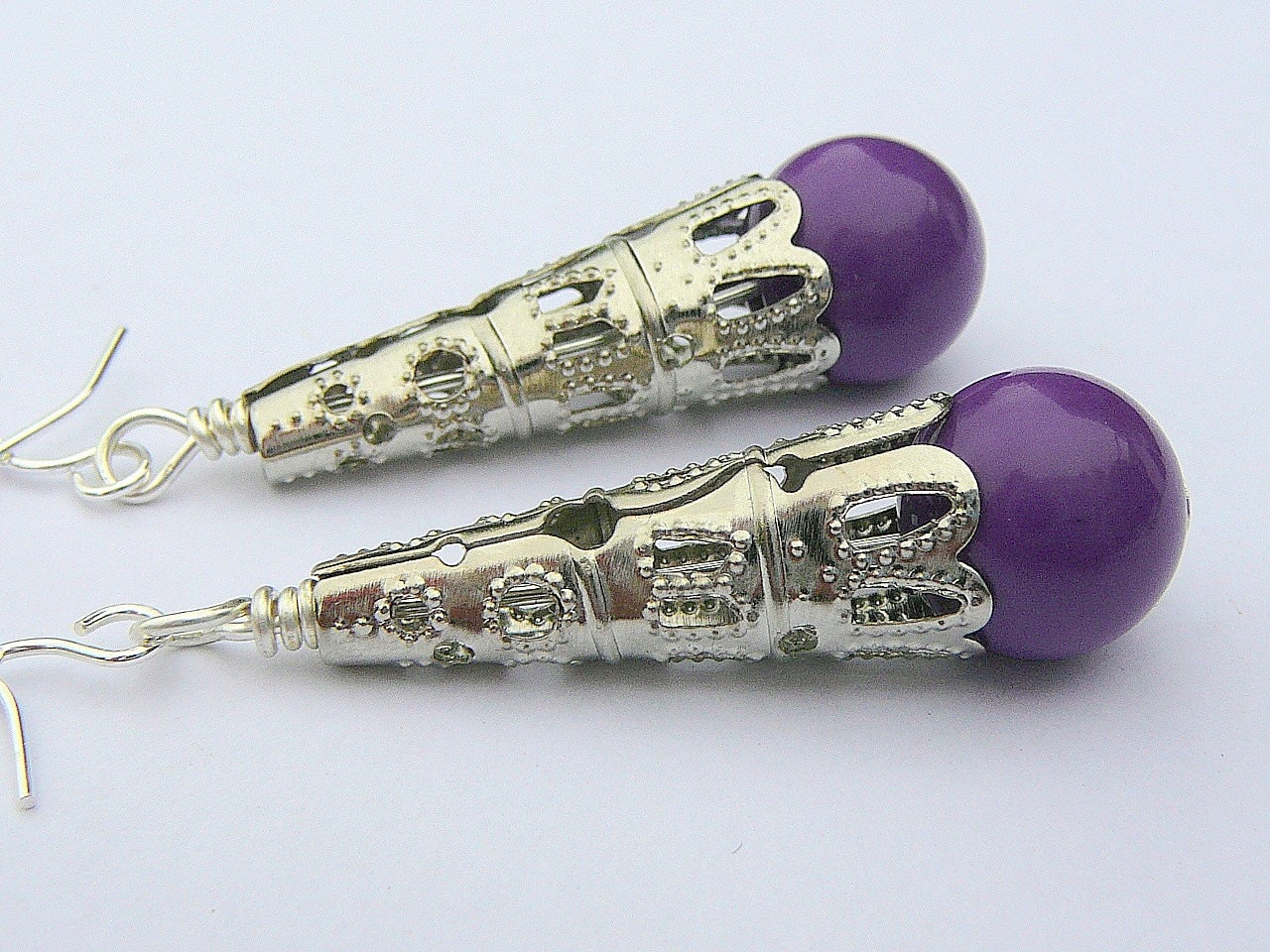 Lila Kugel Ohrringe von BeadsMe