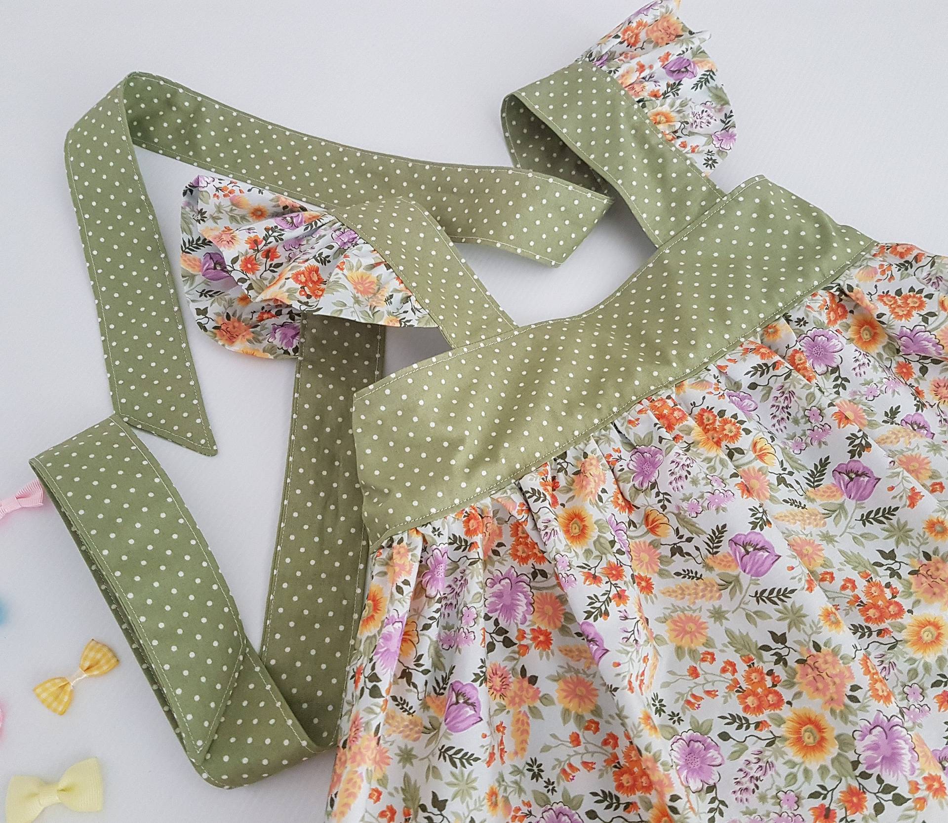 Mädchen Kleid, Blume, Handgemachte Grünes Geblümten Kleid von BeadsMe