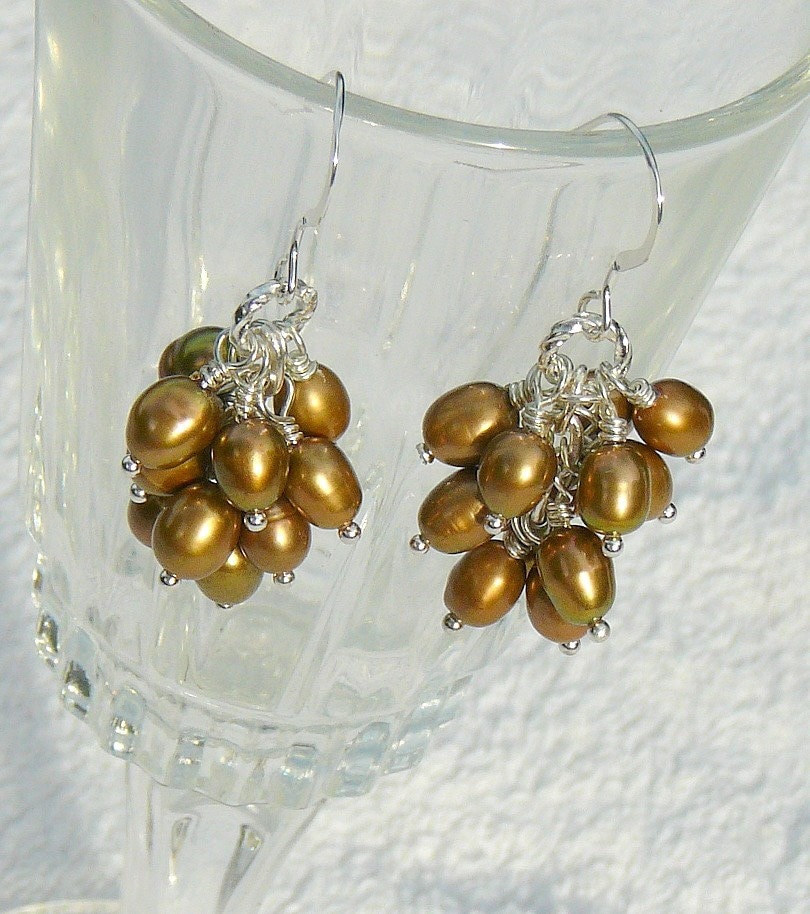 Muskatnuss Bronze Süßwasserperle Cluster Ohrringe von BeadsMe