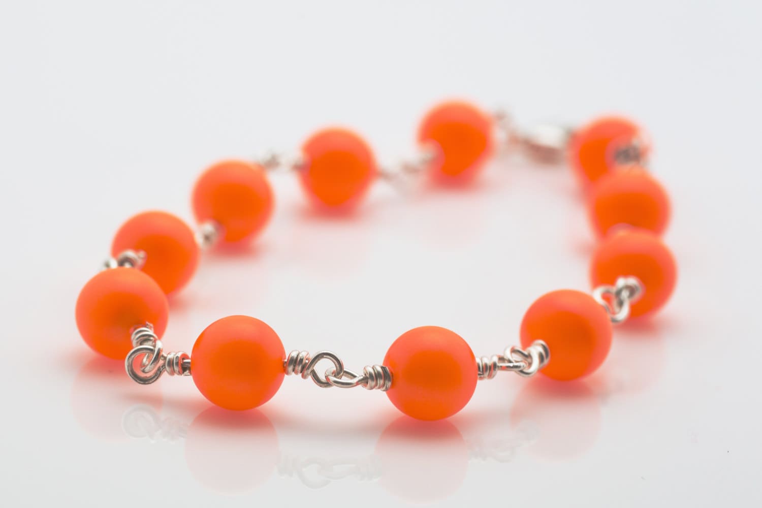Neon Orange Armband Mit Sterling Silberdraht von BeadsMe