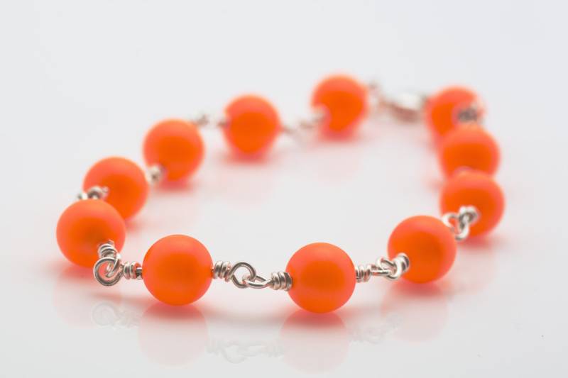 Neon Orange Armband Mit Sterling Silberdraht von BeadsMe