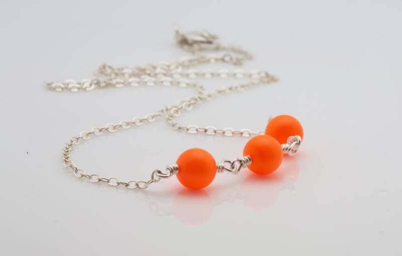 Neon Orange Swarovski Perle Halskette, Draht Eingewickelt Halskette von BeadsMe