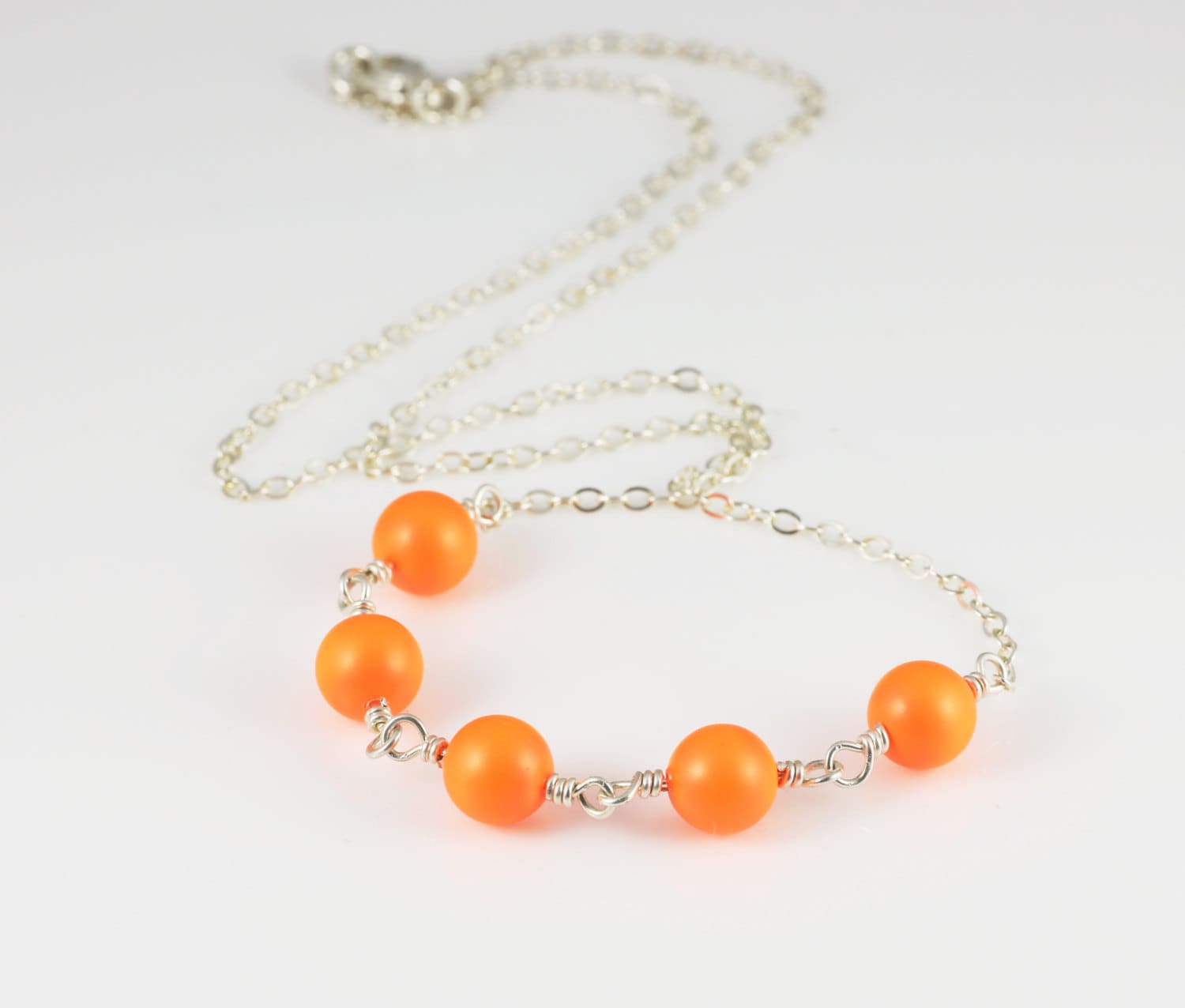 Neonfarben Orange Swarovski Perle Halskette, Draht Eingewickelt Halskette von BeadsMe