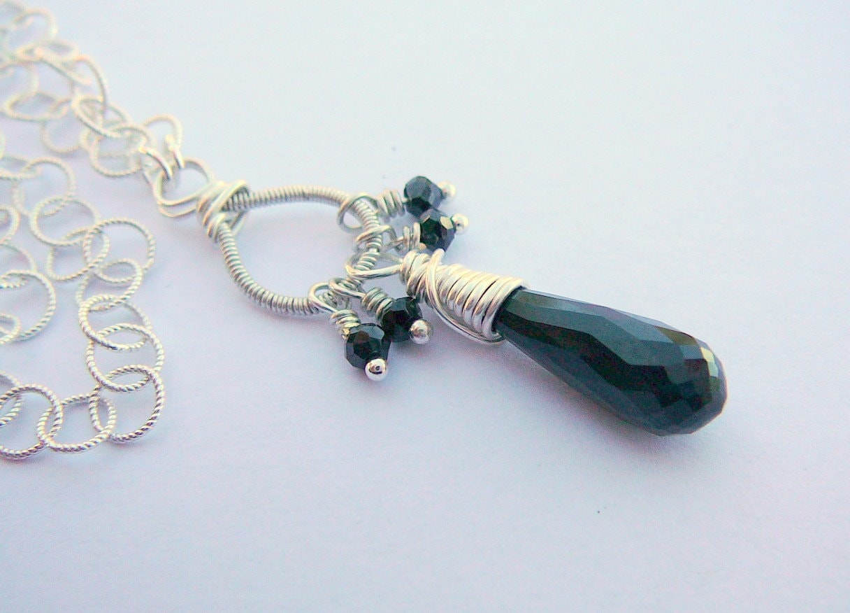Onyx Und Schwarze Spinelle Auf Einem Sterling Silber Draht Gewickelt Halskette - Exquisite von BeadsMe