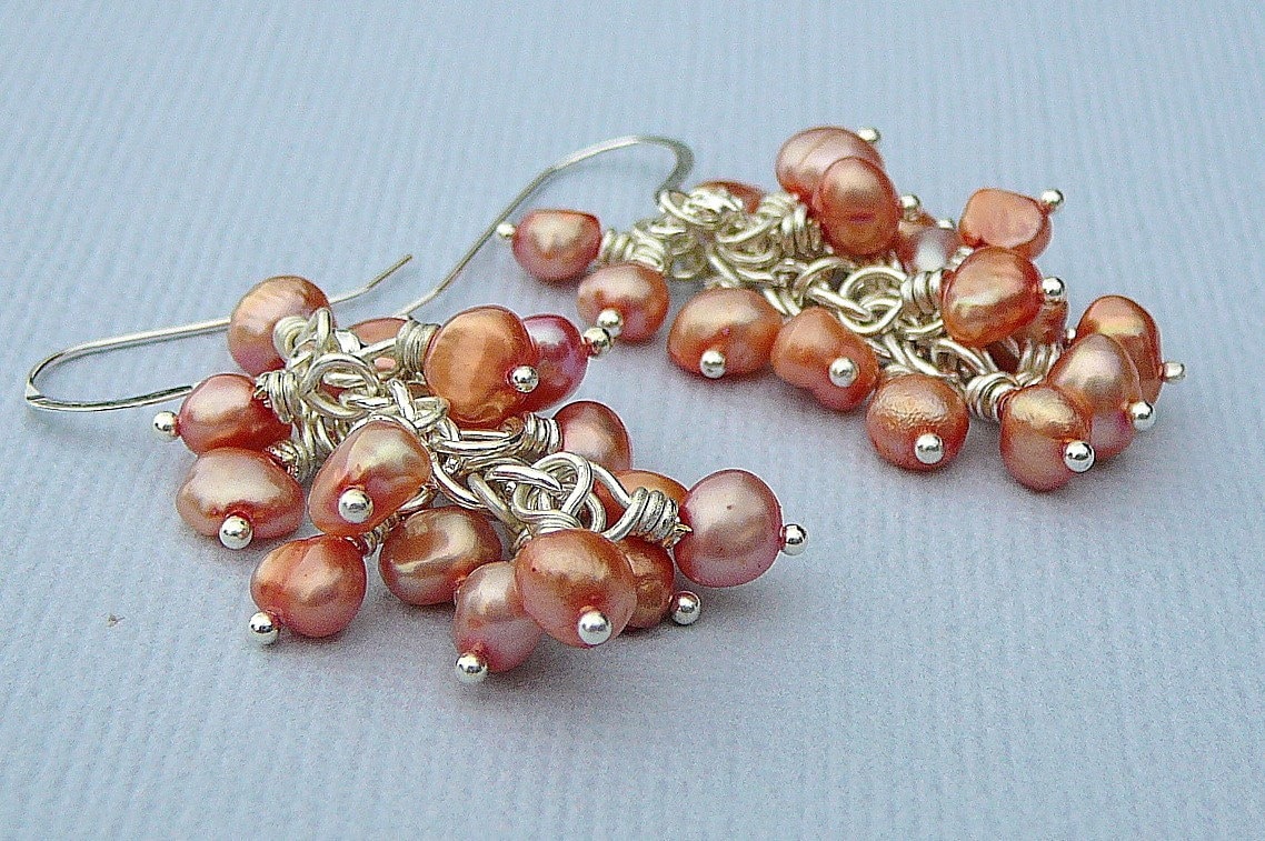 Orange Süßwasserperlen Cluster Ohrringe von BeadsMe