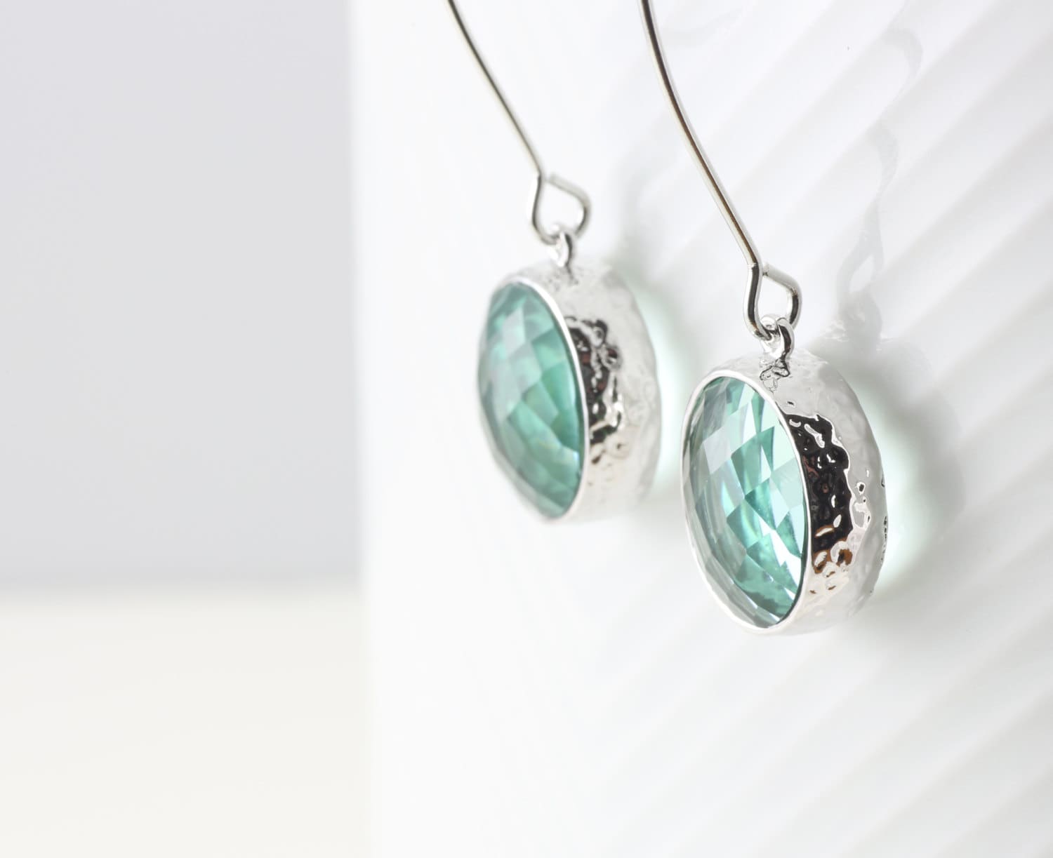 Pastell Grün, Glas, Silber Ton Umrahmt Oval Ohrringe von BeadsMe