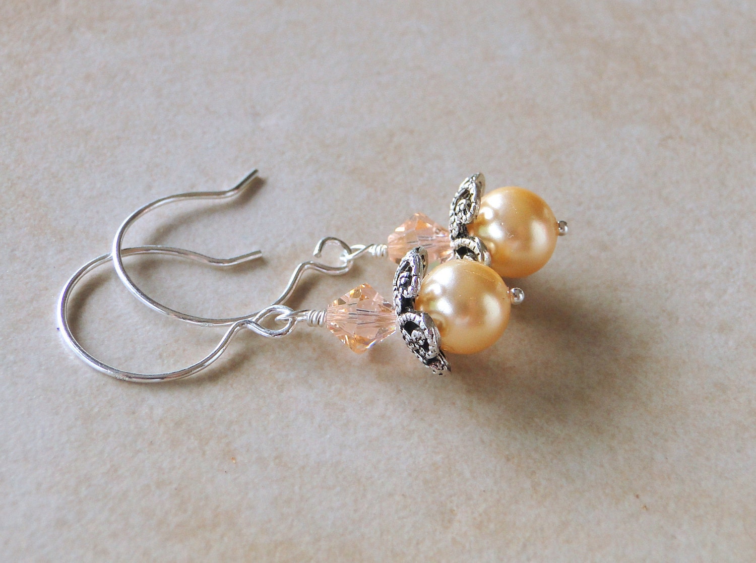 Pastell Pfirsich Glas Festlichen Ohrringe Gekrönt Mit A Funkelnden Peach Swarovski Crystal von BeadsMe