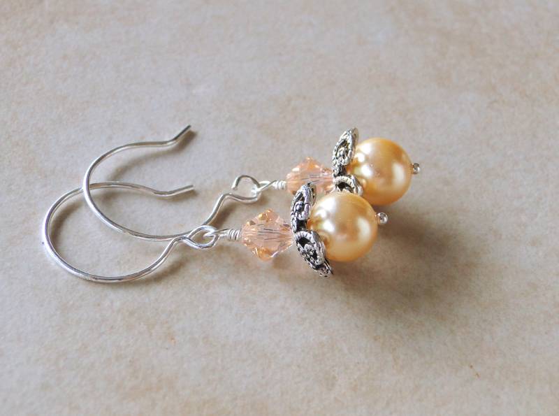 Pastell Pfirsich Glas Festlichen Ohrringe Gekrönt Mit A Funkelnden Peach Swarovski Crystal von BeadsMe