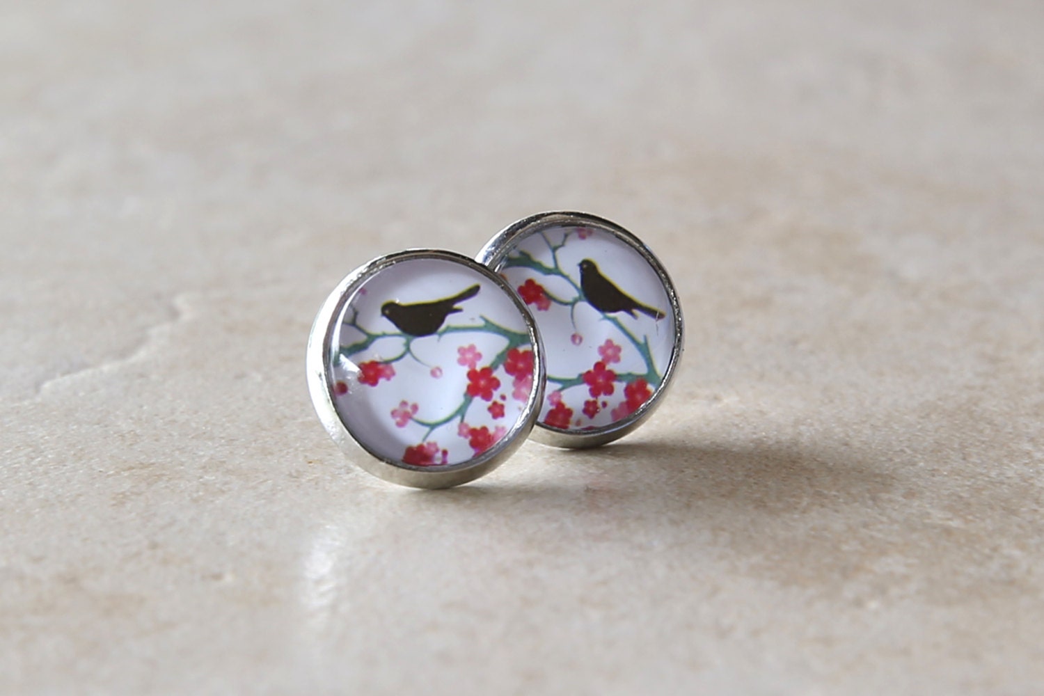Plum Blossom Mit Vogelohrringe, Fine-Art Print, Bild-Schmuck von BeadsMe