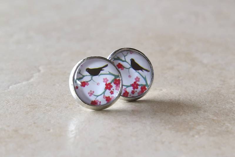Plum Blossom Mit Vogelohrringe, Fine-Art Print, Bild-Schmuck von BeadsMe