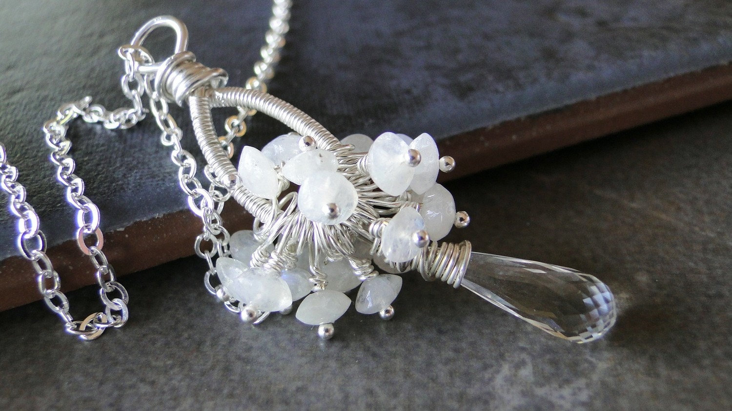 Quarz Und Regenbogenmondstein Auf Einem Sterling Silber Draht Gewickelt Halskette - Exquisite von BeadsMe