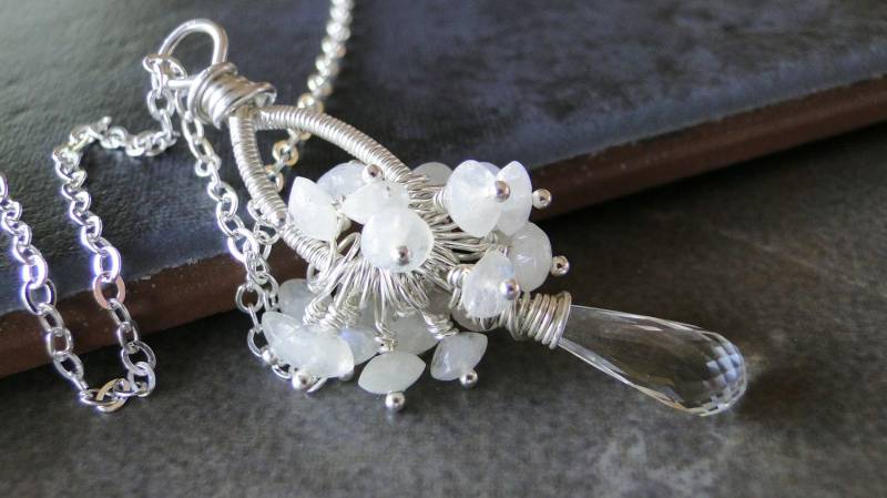 Quarz Und Regenbogenmondstein Auf Einem Sterling Silber Draht Gewickelt Halskette - Exquisite von BeadsMe