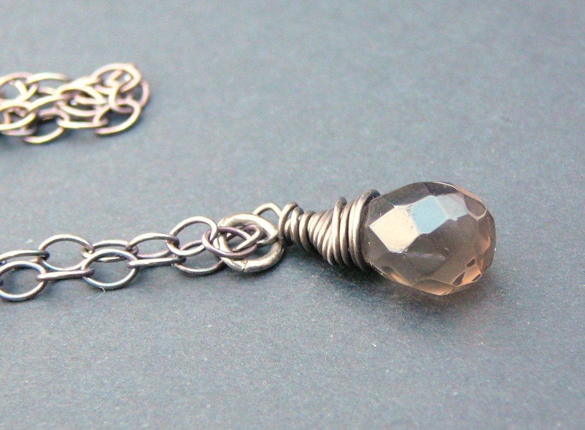 Rauchig Braun Teardrop-Briolette-Glas-Kristall Auf Einem Oxidierten Sterling Silber-Kette von BeadsMe