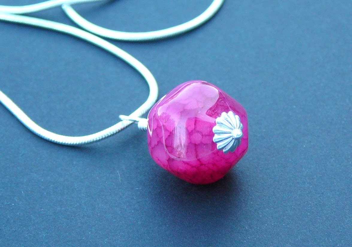 Rosa Achat Umwickelt Auf Einer Versilberten Kette - Leidenschaft von BeadsMe