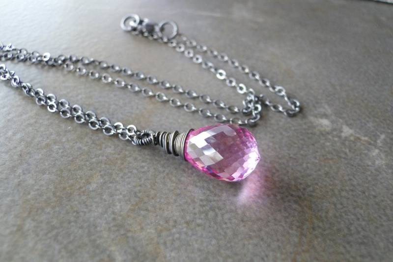 Rosa Topas Draht Umwickelt Kette An Einer Oxidierten Sterling Silberkette von BeadsMe