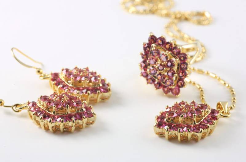 Rosa Vintage Halskette, Ohrringe Und Ring Set, Modeschmuck von BeadsMe