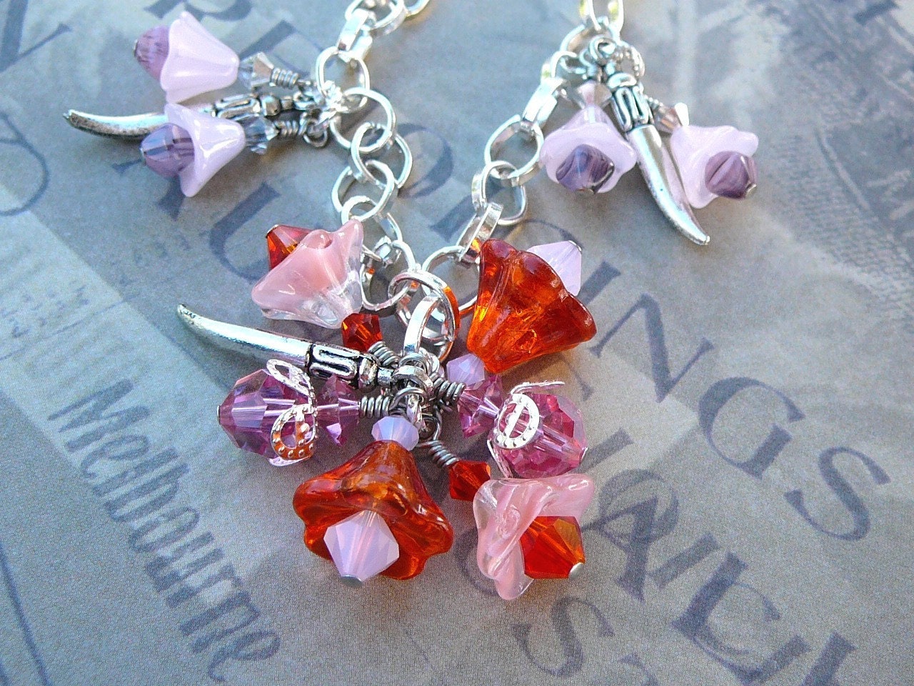 Rot Und Rosa Bell Blume Halskette Mit Dolch Charms von BeadsMe