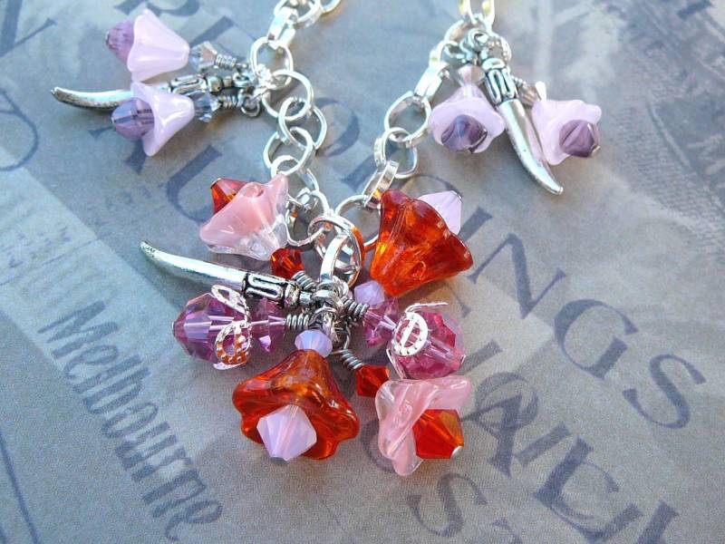 Rot Und Rosa Bell Blume Halskette Mit Dolch Charms von BeadsMe