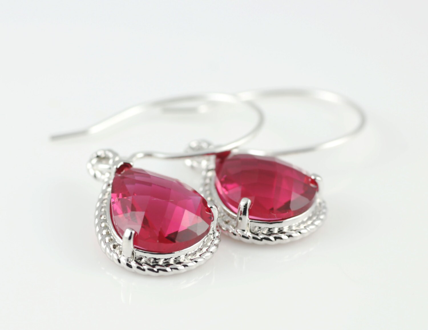 Rote Glasohrringe Mit Einem Glänzenden Silber-Ton-Rahmen von BeadsMe