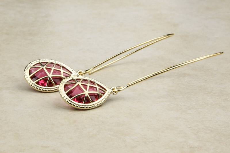 Rote Glasohrringe Mit Einem Glänzenden Vergoldeten Rahmen von BeadsMe