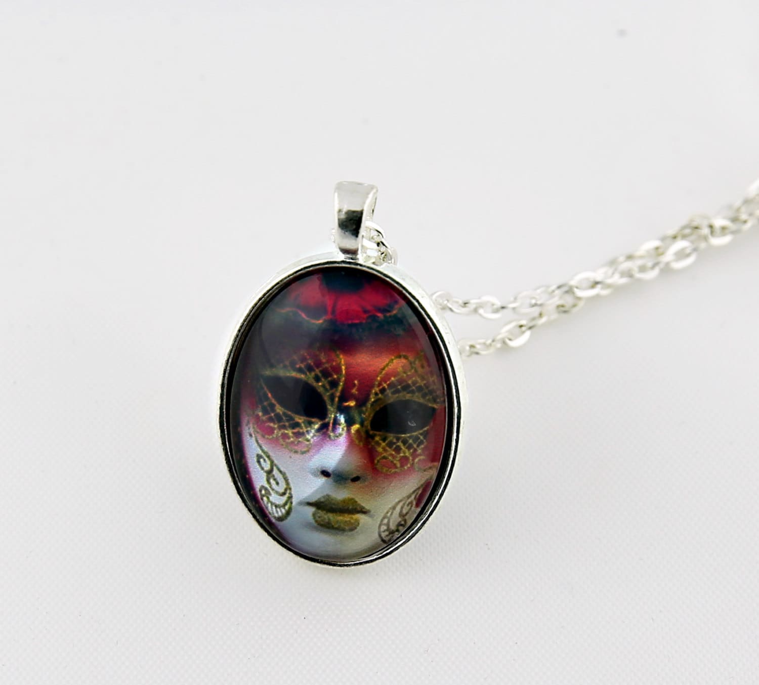 Rote Maskerade Halskette, Glänzend Silber, Digitale Kunst Bild, Clown-Halskette von BeadsMe