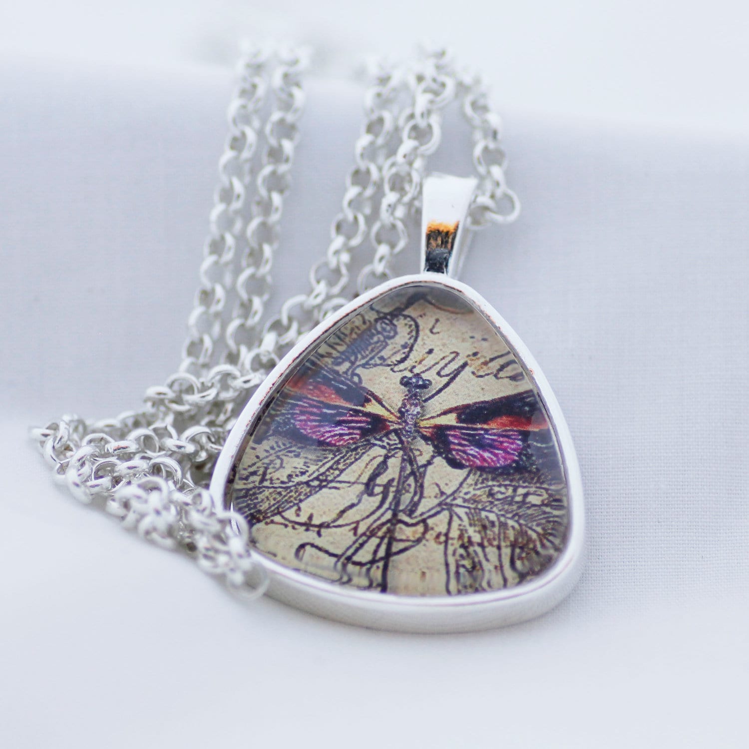 Schmetterling, Schmetterlingsanhänger, Dreieck Anhänger Halskette, Silber Ton, Digitale Kunst von BeadsMe