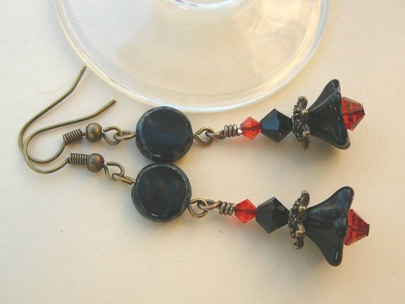 Schwarz Und Flamme Rot Glas Mit Swarovski Kristall Ohrringe von BeadsMe